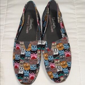 Like new- Skechers w/ memory foam Multicolor Cat Pattern Slip-Ons. Size . 10